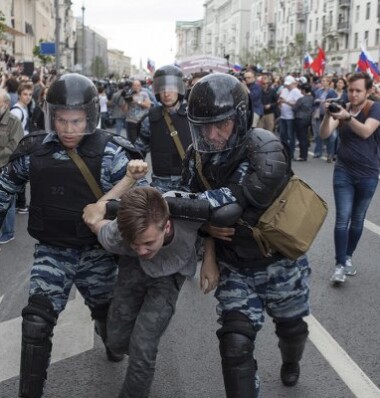 Задержание Михаила Галяшкина на акции 12 июня в Москве. Фото: Влад Докшин, «Новая Газета»