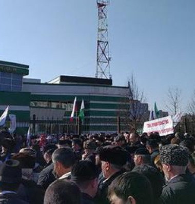 Участники митинга в Магасе. 26 марта 2019 года. Фото Умара Йовлоя для 